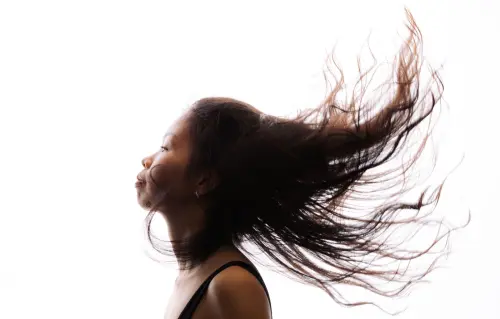Colorazione Capelli Naturali: cos'è e per chi è adatta
