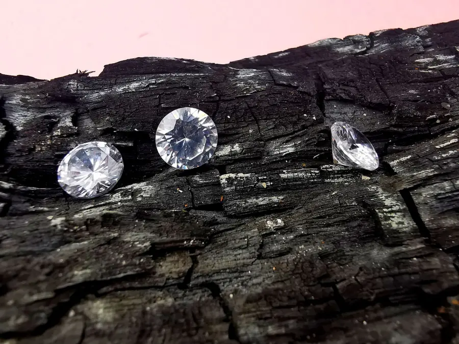 Valutare un diamante: le quattro C spiegate
